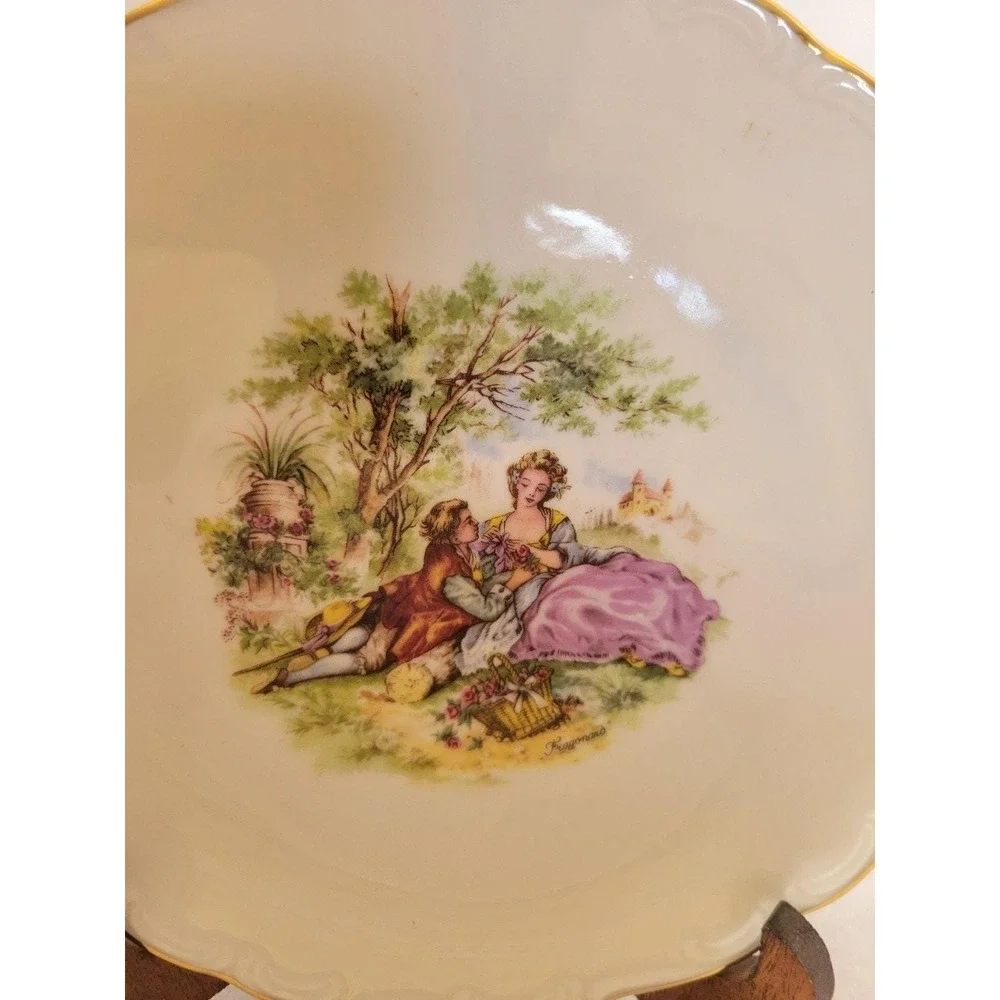 Schumann Arzberg Bavaria Fragonard Courting‎ Couple Plate Gold Rim Cream 7.5